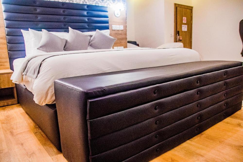 Crownsville Hotel - Airport Road بورت هاركورت المظهر الخارجي الصورة